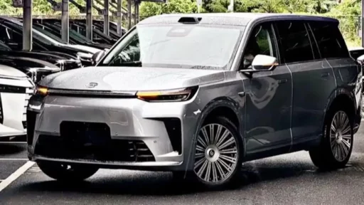 Гибридный кроссовер GAC S9 сбоку спереди в Китае