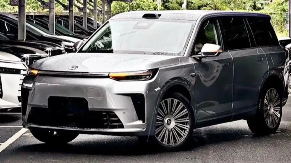 Гибридный кроссовер GAC S9 сбоку спереди в Китае