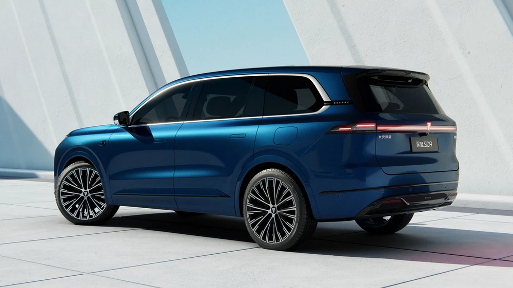 Deepal S09 сзади сбоку