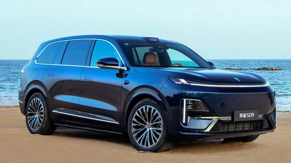 Changan начал продажи Deepal S09. Кроссовер может добраться до России для конкуренции с Li L9 Кроссовер Deepal S09 сбоку спереди