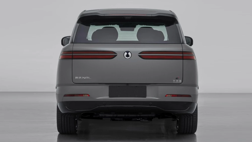 Гибридный кроссовер Denza N8L сзади