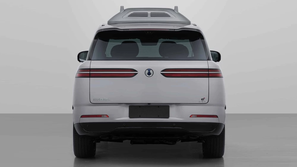 Гибридный кроссовер Denza N8L сзади с дроном площадка для дрона