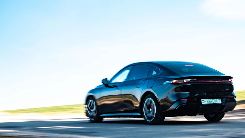 Dongfeng eπ007 1200 EVR сбоку сзади тест