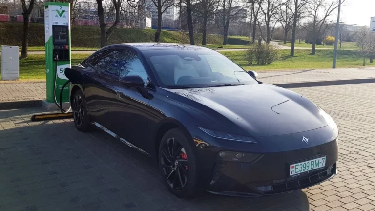 Dongfeng eπ007 1200 EVR сбоку спереди в беларуси на зарядке