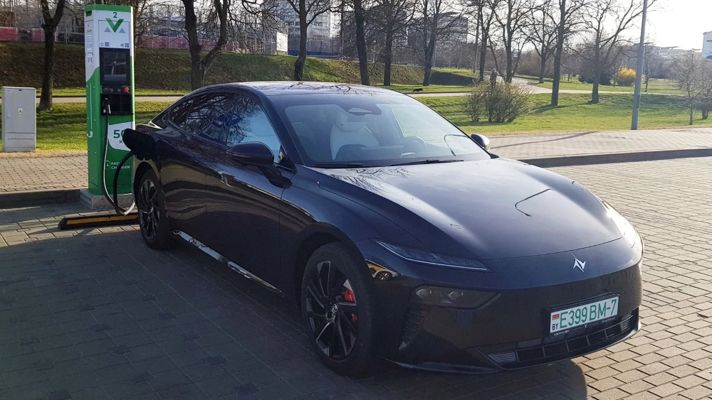 Dongfeng eπ007 1200 EVR сбоку спереди в беларуси на зарядке