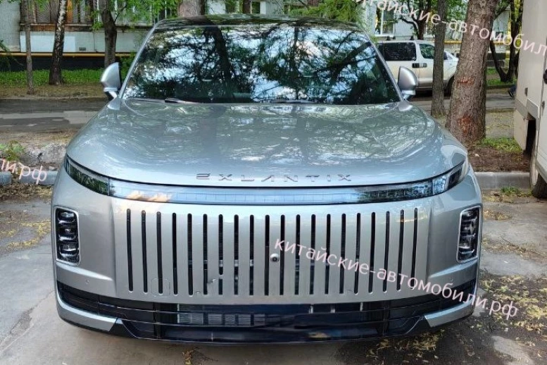 Кроссовер Exlantix ET на одной из улиц в Москве спереди новый