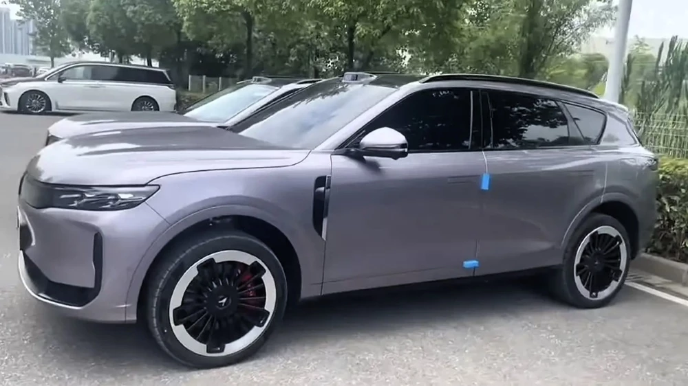 новый Voyah Free+ сбоку в Китае