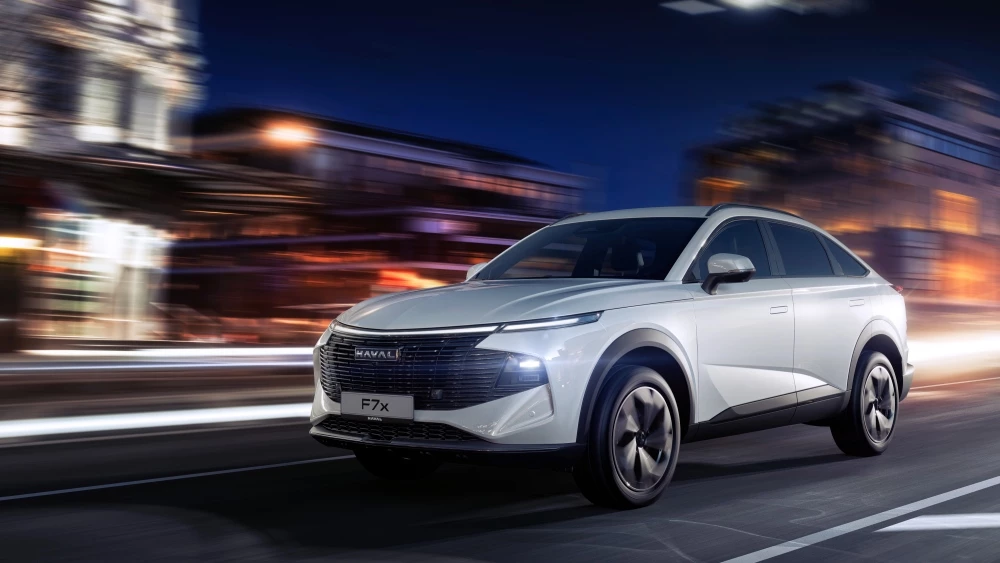 Haval объявил старт продаж нового кросс-купе F7x в России. Машины уже у дилеров Haval F7x второго поколения сбоку спереди