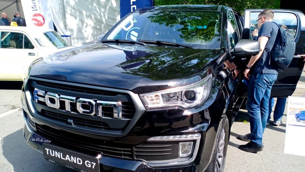 Foton G7 сбоку спереди на выставке транспортфест