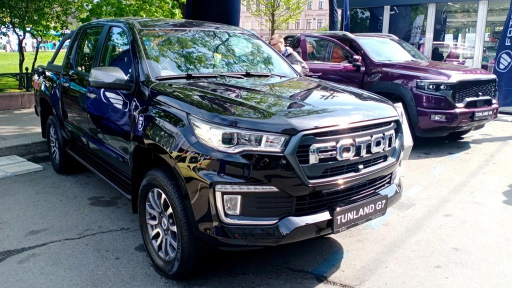 Foton G7 V9 сбоку спереди на выставке транспортфест