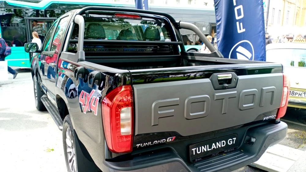 Foton G7 сзади на выставке транспортфест