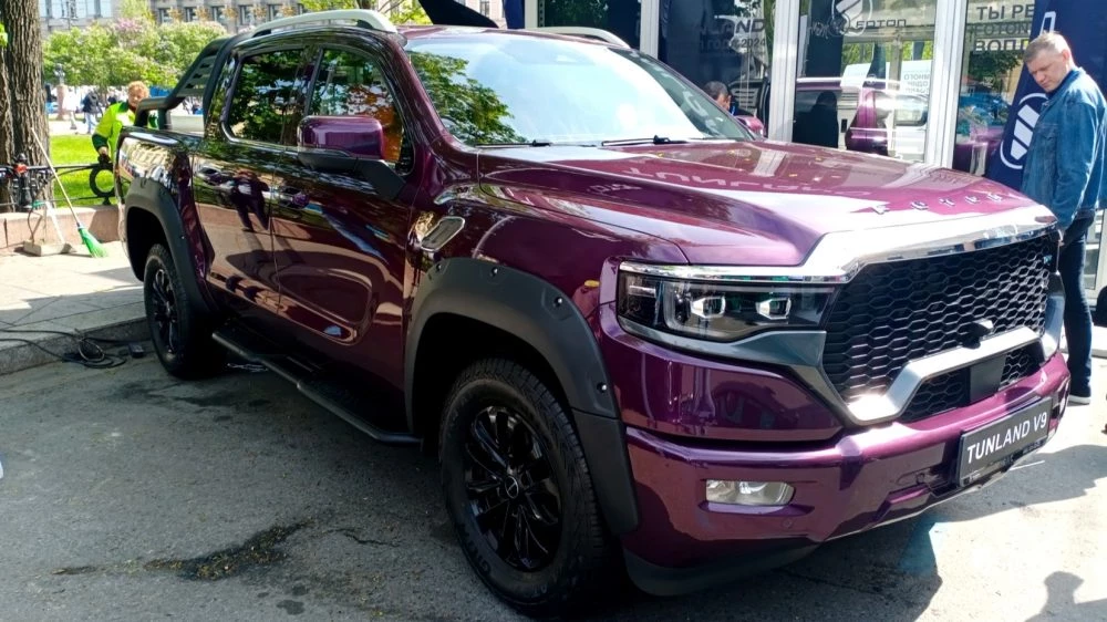 Foton V9 сбоку спереди на выставке транспортфест