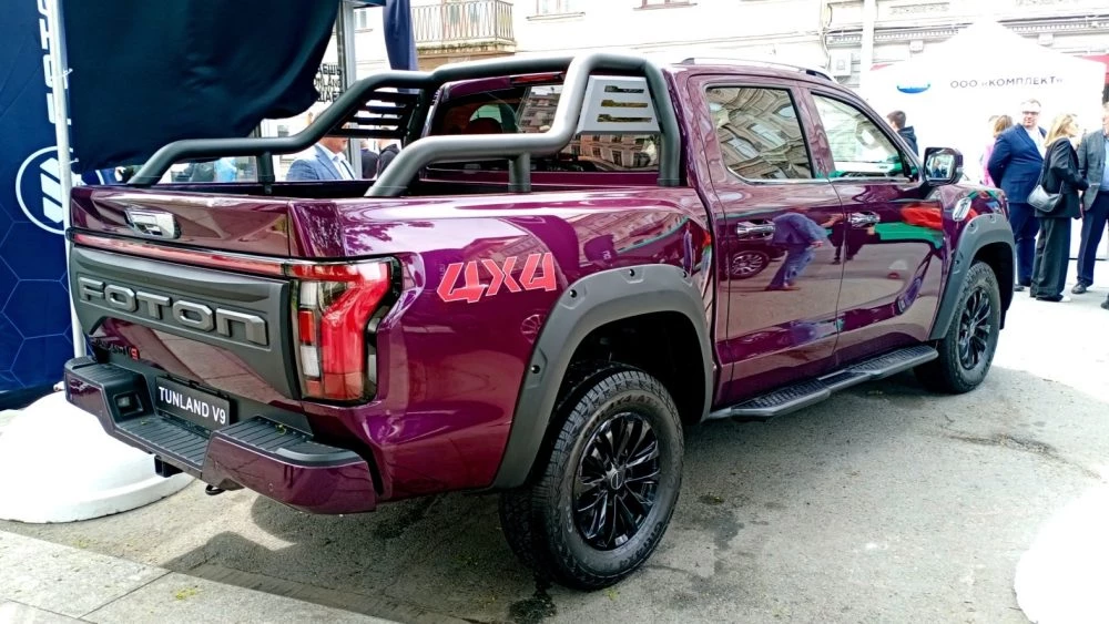 Foton V9 сбоку сзади на выставке транспортфест