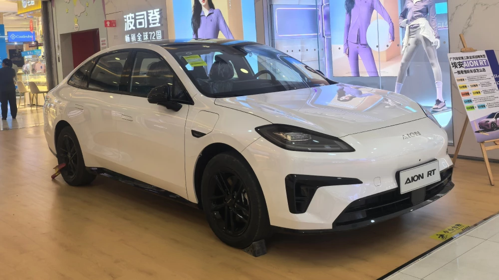 электрический седан gac aion rt сбоку спереди 