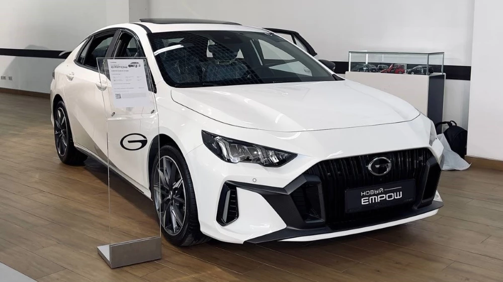 Седан GAC Empow сбоку спереди у дилера в дилерском центре в автосалоне сбоку спереди купить новый москва