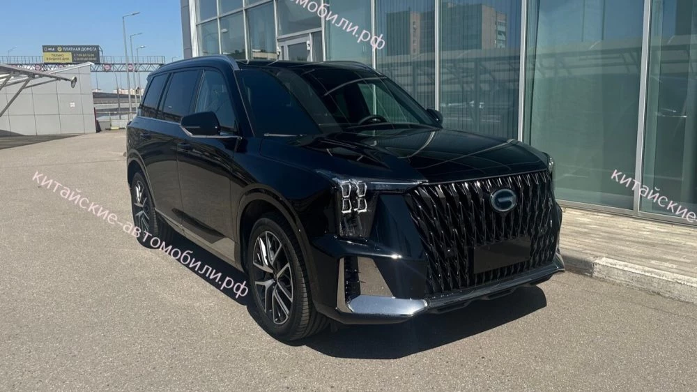 Кроссовер GAC GS8 Hybrid в России сбоку спереди