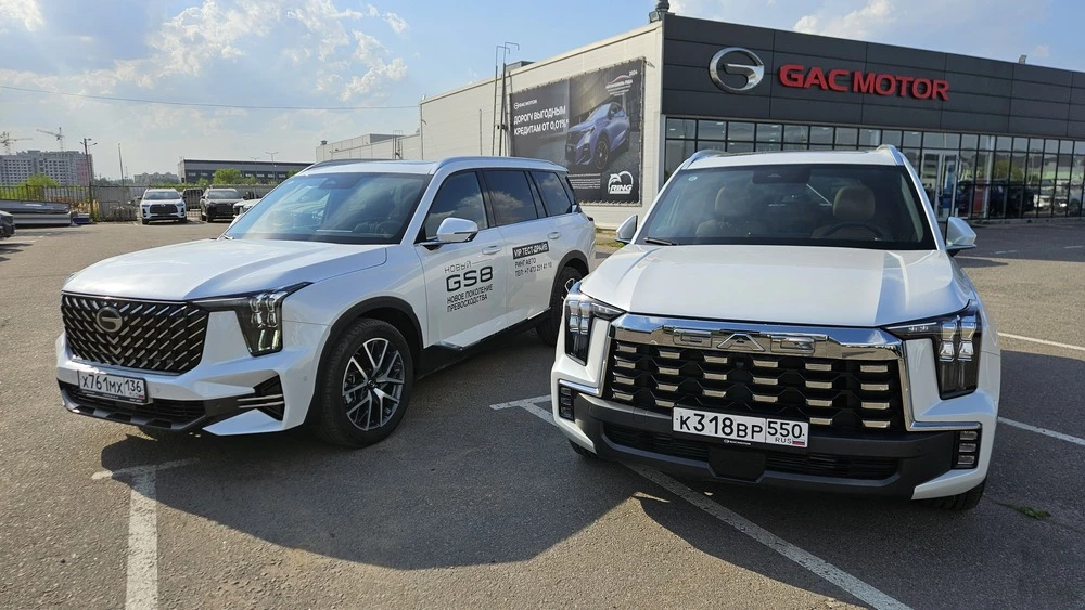 GAC GS8 Traveller тест сравнение с ПGS8 сбоку спереди