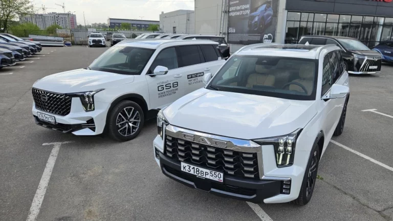 GAC GS8 Traveller тест сравнение с GS8 сбоку спереди