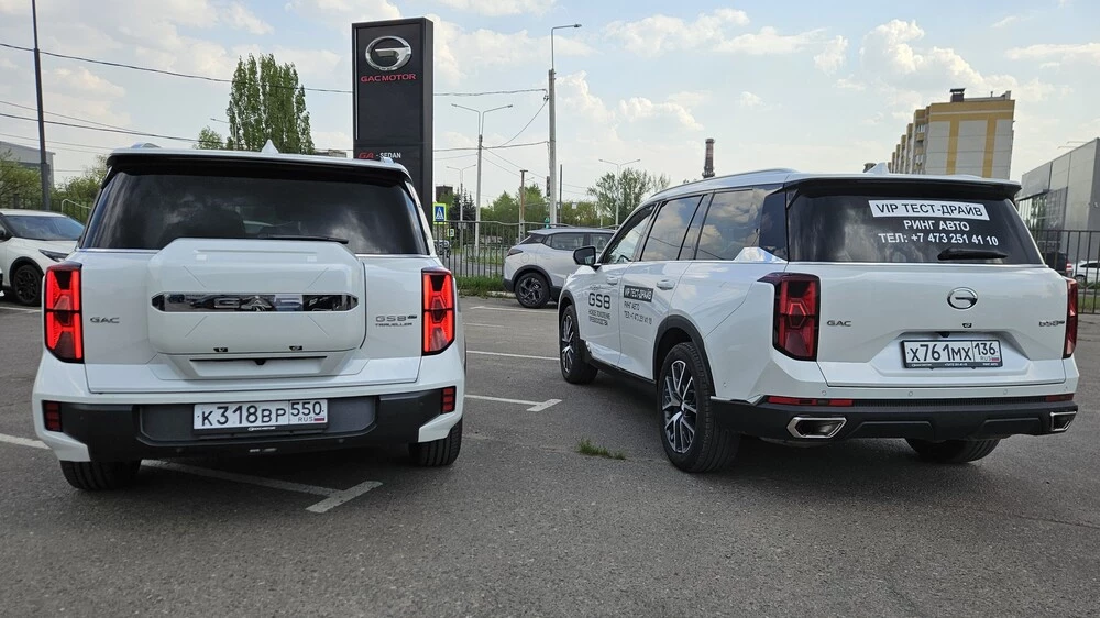 GAC GS8 Traveller тест сравнение с ПGS8 сбоку сзади