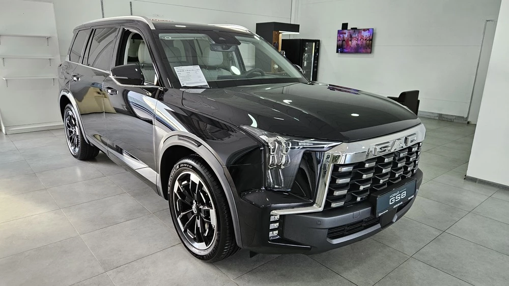 GAC GS8 Traveller тест сбоку спереди у дилера в автосалоне