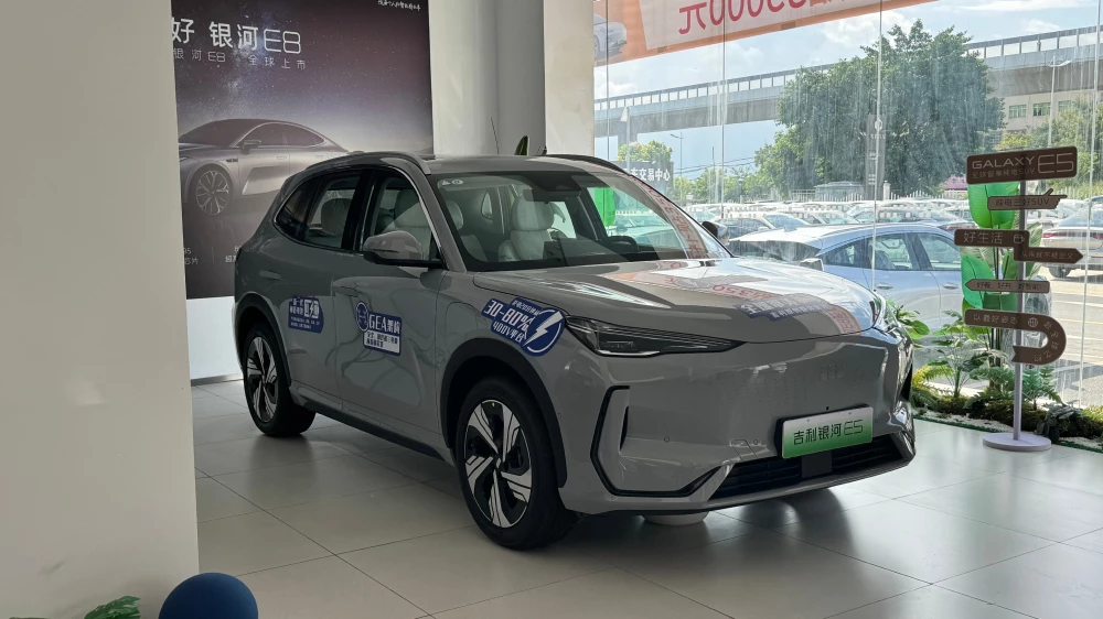 geely дилерский центр автосалон в китае geely ex5 geely galaxy e5