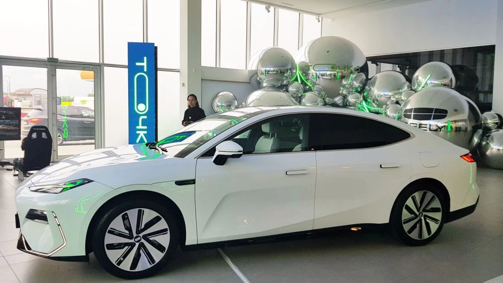 Geely E8 седан электромобиль у дилера в автосалоне в беларуси в минске сбоку