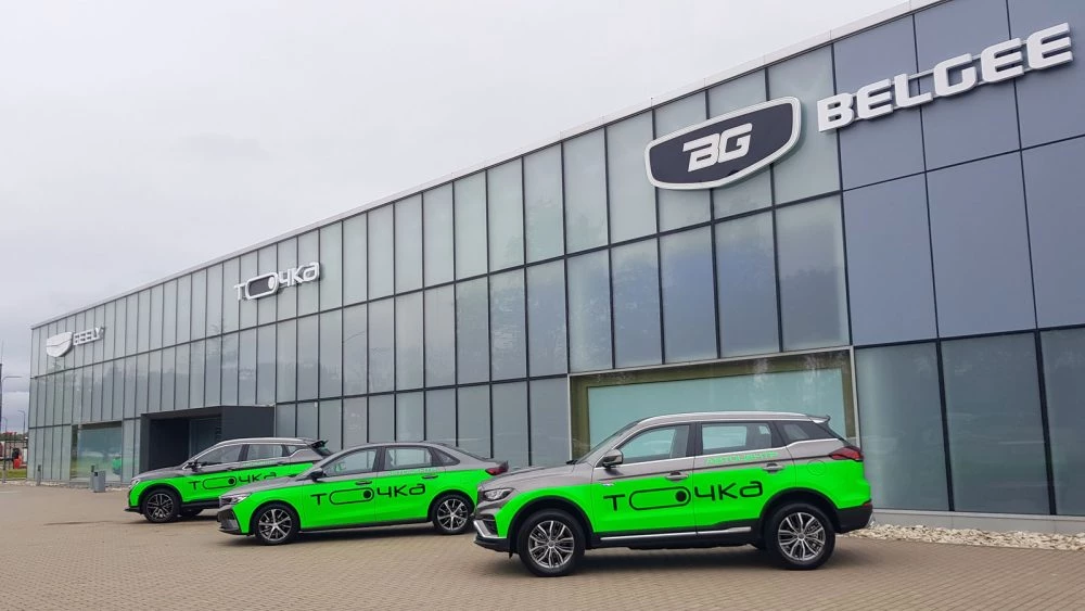 Belgee X70, S50 и X50 у дилерского центра у автосалона в беларуси в минске