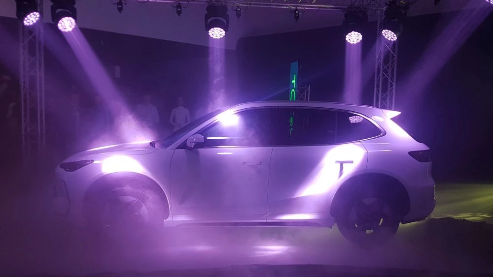 Geely EX5 сбоку в беларуси в минске презентация в автосалоне