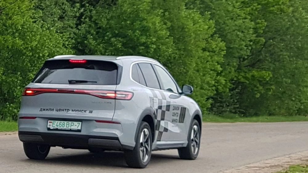 Geely EX5 в динамике сбоку сзади в беларуси