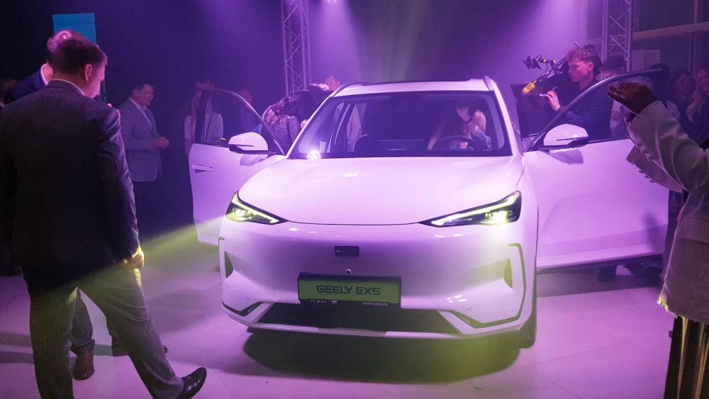 Geely EX5 спереди в беларуси в минске презентация в автосалоне