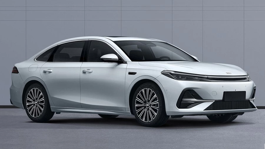 Гибридный седан Geely Galaxy A7 сбоку спереди