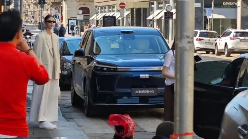 Кроссовер Geely Galaxy M9 в Милане спереди