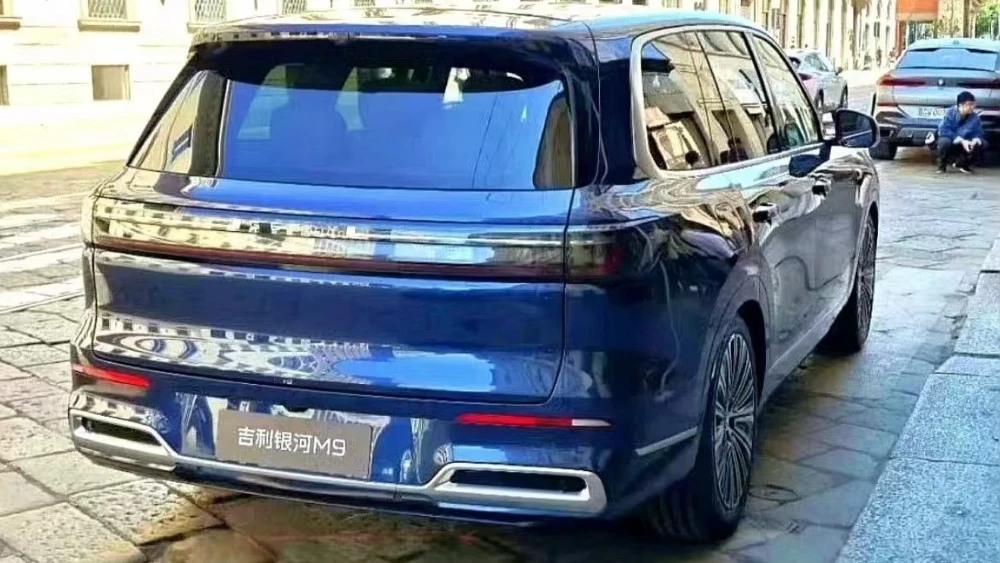 Кроссовер Geely Galaxy M9 в Милане сзади на автовозе