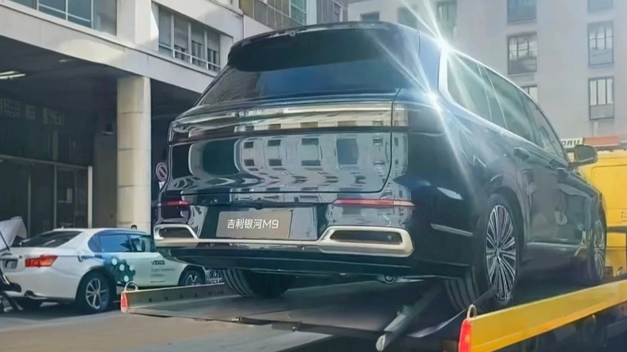 «Убийца» Aito M9. В Европе сфотографировали флагманский кроссовер Geely Galaxy M9 Кроссовер Geely Galaxy M9 в Милане сзади на автовозе