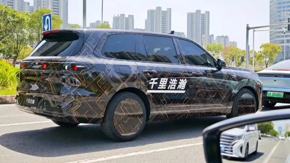 Кроссовер Geely Galaxy M9 в Китае тестируют сзади сбоку