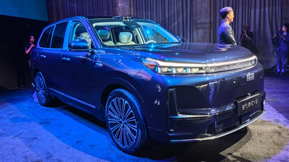 Кроссовер Geely Galaxy M8 сбоку спереди презентация в милане