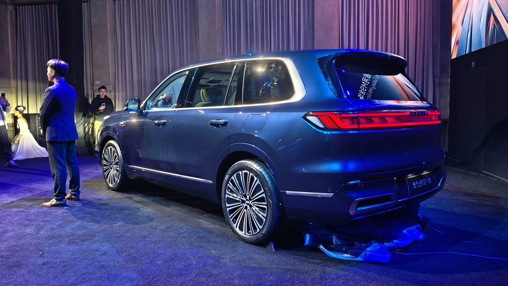 Кроссовер Geely Galaxy M8 сбоку сзади презентация в милане