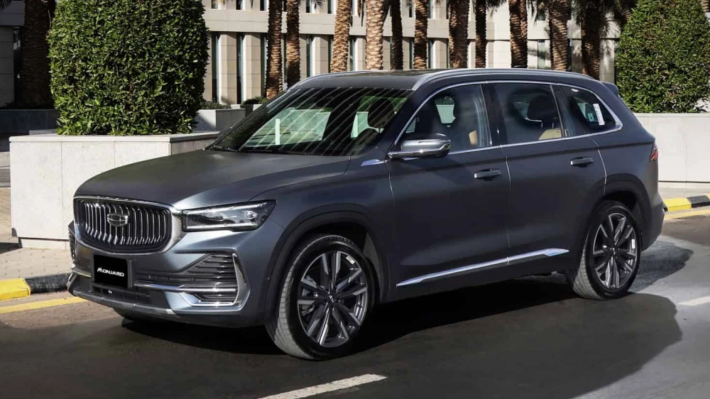кроссовер geely monjaro в саудовской аравии сбоку спереди серый