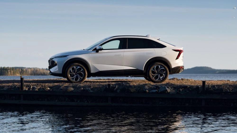 Кроссовер Haval F7x тест сбоку в статике в профиль