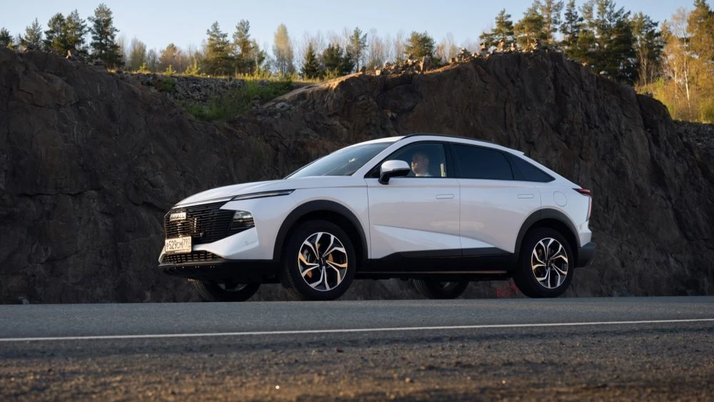 Кроссовер Haval F7x тест сбоку спереди в статике