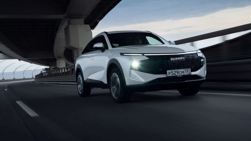 Кроссовер Haval F7x тест сбоку спереди в динамике