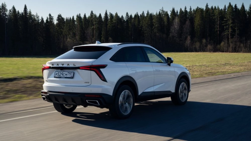 Кроссовер Haval F7x тест сбоку сзади в динамике