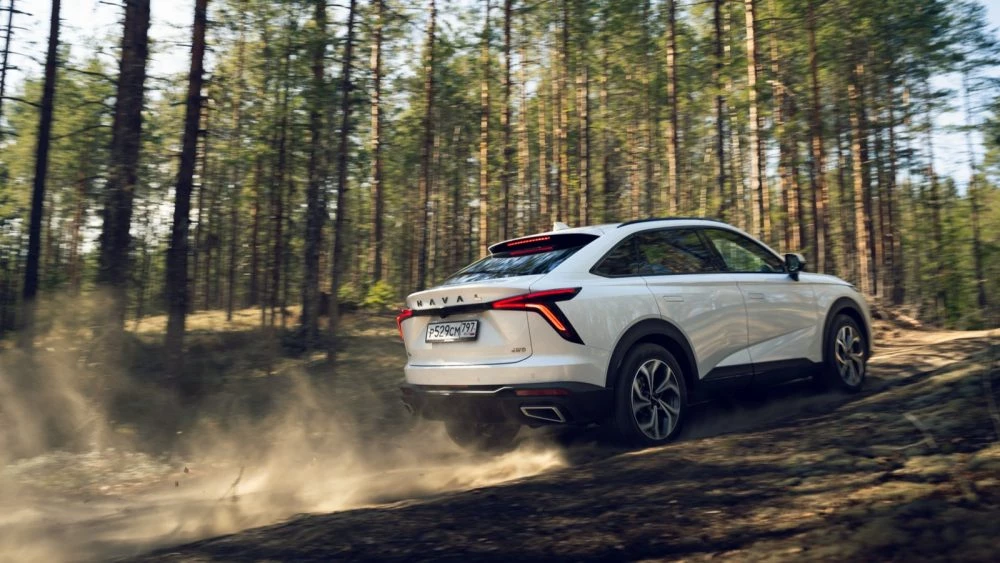 Кроссовер Haval F7x тест сбоку сзади в динамике на грунтовке в лесу бездорожье