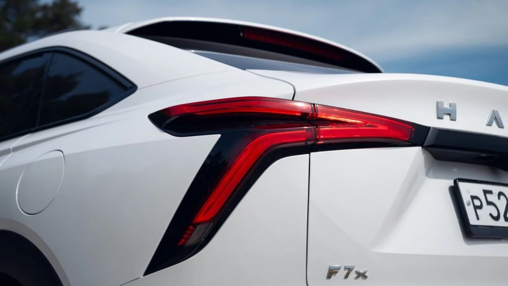 Кроссовер Haval F7x сбоку сзади форма фонарей