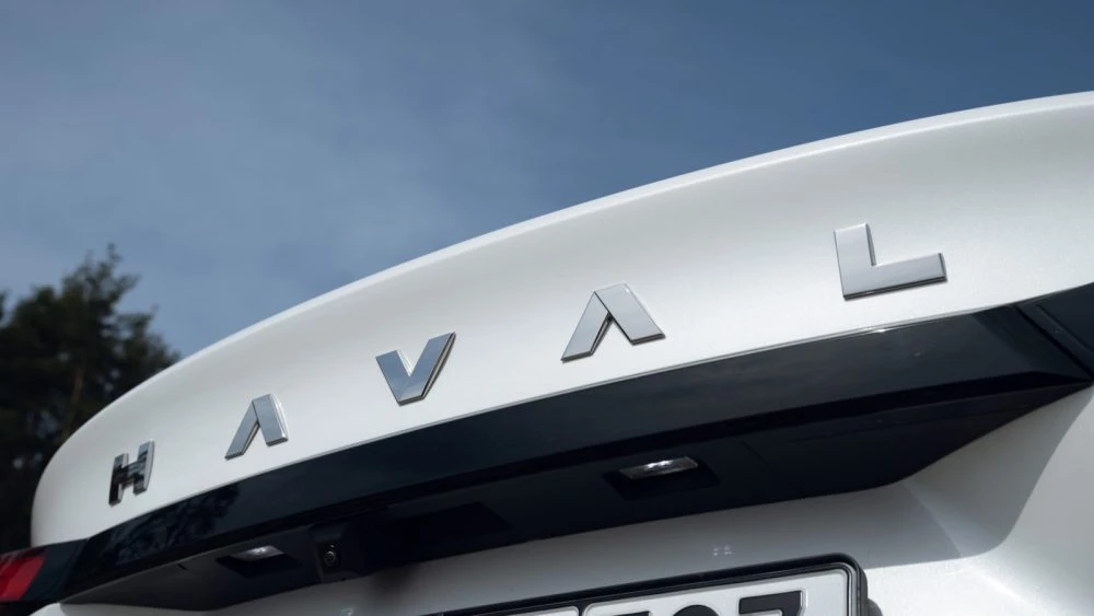 Кроссовер Haval F7x сзади логотип на крышке