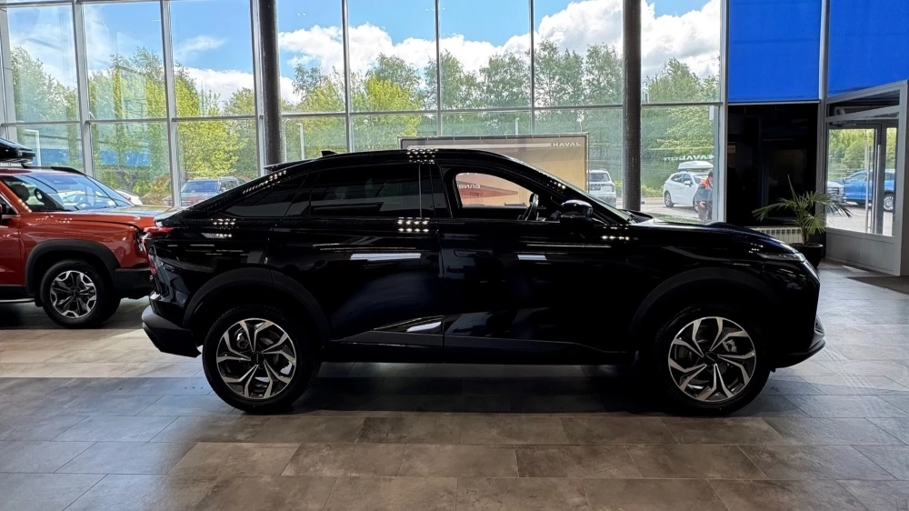 Кроссовер Haval F7x у дилера в автосалоне купить автоцентр на гагарина нижний новгород сбоку спереди