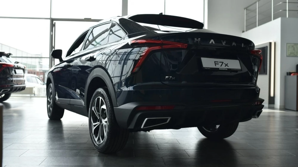 Кроссовер Haval F7x у дилера в автосалоне купить корсгрупп курск сбоку сзади