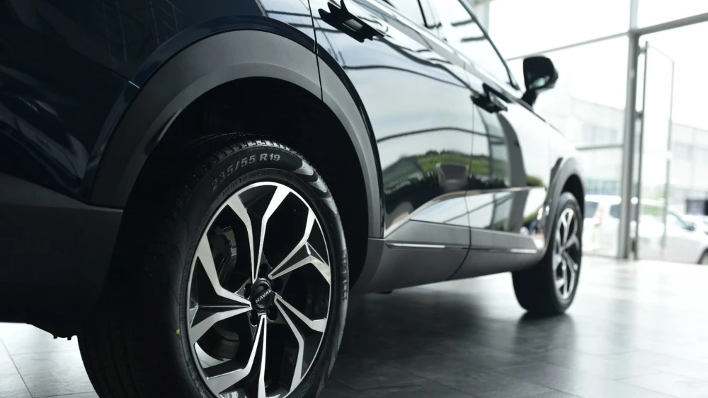 Кроссовер Haval F7x у дилера в автосалоне купить корсгрупп курск сбоку сзади