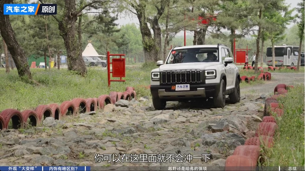 haval raptor сбоку белый бензиновый кроссовер камни дорога