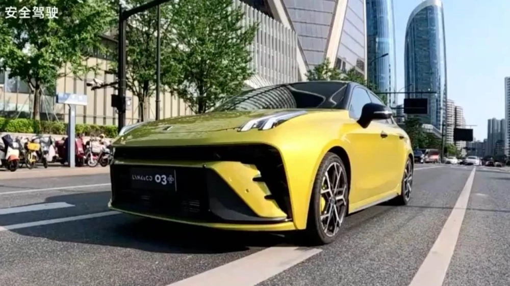 Седан Lynk & Co 03+ Performance сбоку спереди